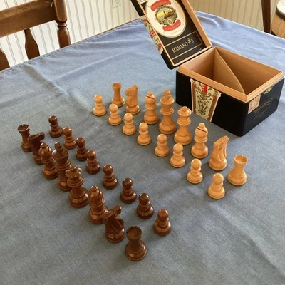 Juego de ajedrez de madera vintage con caja - 32 piezas estilo Staunton - fieltro verde - ponderado Foto 1 de 4