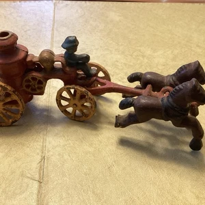 Cavallo e carrello pompa antincendio in ghisa vintage - Foto 1 di 16