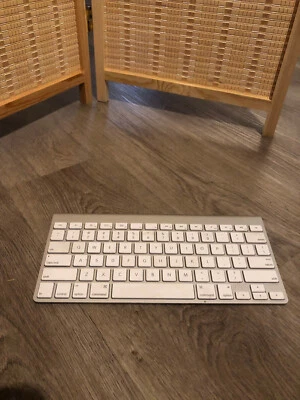 GENUINE Apple Wireless Bluetooth Keyboard A1314 Mac Tested works Great - Image 1 of 4