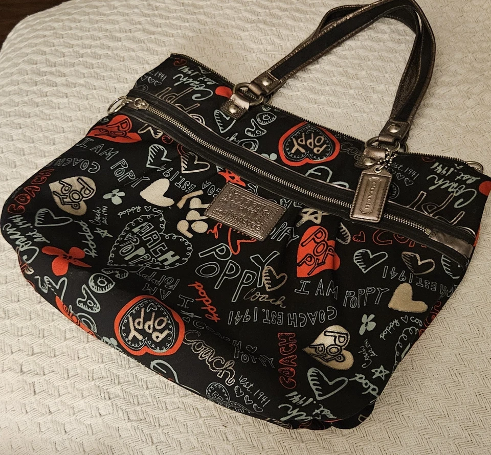 Bolso de Hombro Coach Poppy Graffiti Hearts Negro Rojo Plata Edición Limitada Foto 1 de 4