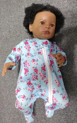 Bebé niña renacida afroamericana  Foto 1 de 4