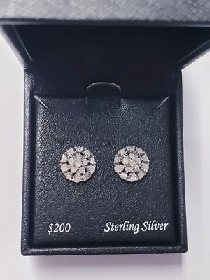 Aretes Macys Diamond Flower Burst (1/10 qt. t.w.) en plata de ley Foto 1 de 4