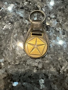 Portachiavi vintage CHRYSLER Dodge MOPAR in pelle portachiavi Pentastar fob consegna VIP - Foto 1 di 3