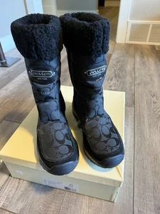 Coach Sonya Monogram Canvas Wildlederbesatz Winterstiefel schwarz Damengröße 7,5 - Bild 1 von 7