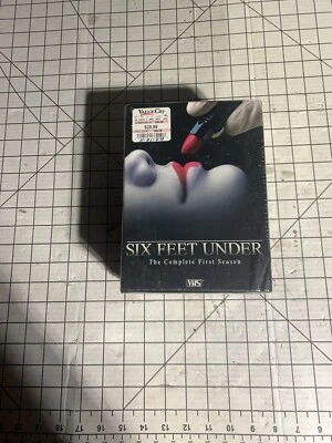 (6) Six Feet Under - (1st) Complete First Season 5 VHS set brand NEW sealed B401 - Imagem 1 de 2
