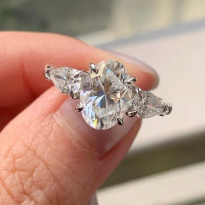 Anillo de compromiso de tres piedras de moissanita ovalado enchapado en platino 950 sólido 4,39 TCW Foto 1 de 4