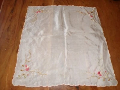 Linge ancien Mouchoir Pochette en soie  écrue  broderies de fleurs - Photo 1/4