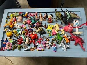 Lote de juguetes mixtos aleatorios. Bob Esponja, Bubble Guppies, Moana, Mickey Mouse, Disney - Imagen 1 de 4
