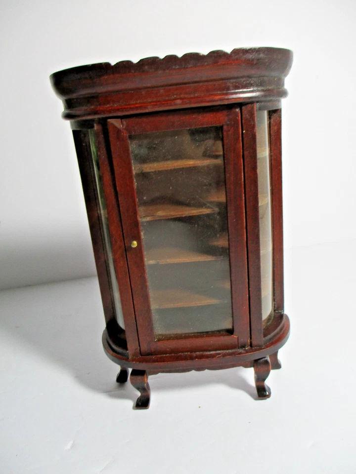 Деревянная витрина с дверью для кукольного домика в викторианском стиле. Смотрите фотографии - Изображение 1 из 4