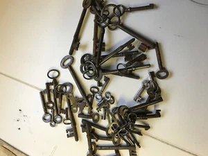 Selection of antique keys - Picture 1 of 2