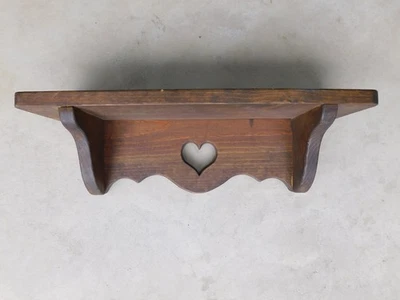 Estante de madera de pino vintage estilo granja hecho a mano de 17 3/4" recortado en corazón. Foto 1 de 4