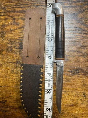 Cuchillo de hoja fija con mango de cuero pequeño Kinfolks EE. UU. 933 de colección y una funda Foto 1 de 4