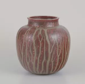 Arne Bang, własny warsztat. Duży wazon ceramiczny zdobiony w odcieniach brązu. - Zdjęcie 1 z 8