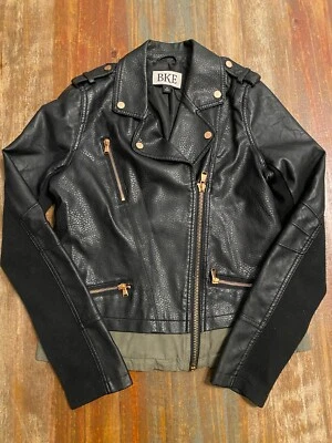 Chaqueta de motociclista BKE para mujer grande de cuero sintético negra con cremalleras Foto 1 de 4