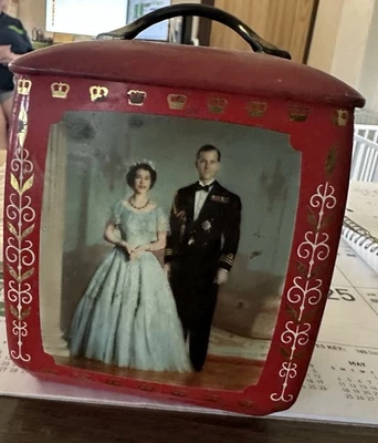 Royal Wedding Tin Queen Elizabeth & Prince Philip - Image 1 of 4