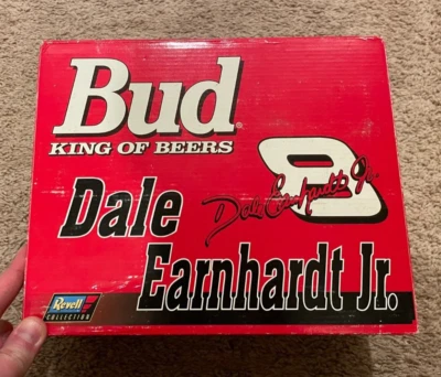 Набор банков Dale Earnhardt Jr 1:24 1999 Monte Carlo Bud King of Beers Revell 1:2508 - Изображение 1 из 4