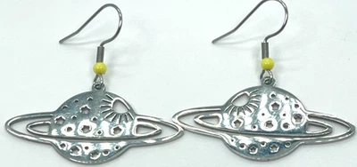 Brincos planetas em tom de prata com designs de estrelas. Gota = 1,5 pol - Imagem 1 de 4