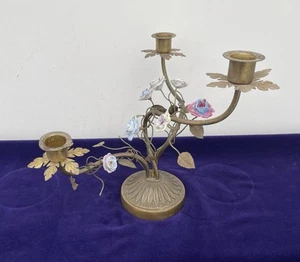 Candelabro francés vintage de latón con flores de cerámica - Imagen 1 de 11
