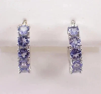 Pendientes tipo argolla Huggies de corte redondo de 2 quilates de tanzanita creados en laboratorio enchapados en oro blanco de 14 k Foto 1 de 4