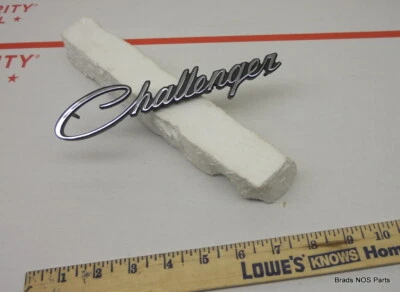 NOS/OEM 恢复 Mopar 1970 道奇 "Challenger" GRILLE NAMEPLATE pn 2998546 — 第 1/3 张图片