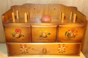 CASSETTIERA VINTAGE LEGNO 4 CASSETTI CUCITO PORTA NOZIONI SPILLE AGHI FILO SPINCUSCINO - Foto 1 di 9
