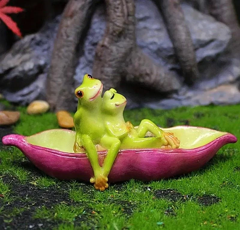 Jardín de hadas miniatura 2 ranas en canoa púrpura - Compra 3 ahorra $5 Foto 1 de 1