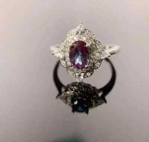 Anillo de compromiso con halo de alejandrita de corte ovalado de 2 quilates enchapado en oro blanco de 14 quilates - Imagen 1 de 11