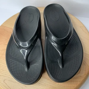 Sandalias de cuña OOFOS OOlala Omega Luxe para mujer talla 6 (37) negras plataforma cómodas - Imagen 1 de 11