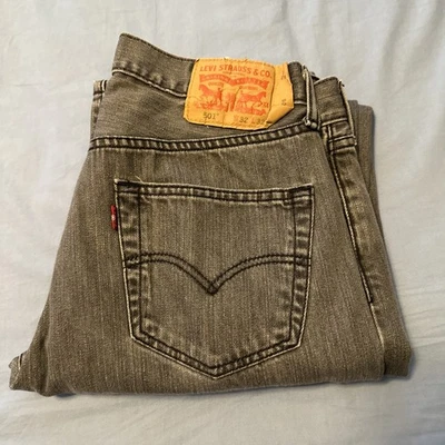 Jeans de mezclilla negros desteñidos vintage LEVI'S 501 botón mosca hechos en EE. UU. etiqueta talla W32 L32 Foto 1 de 4