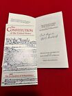 Le sénateur américain George Mitchell a signé la Constitution américaine