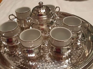 SERVIZIO CAFFè DA 6 IN PORCELLANA E SILVER PLATED VINTAGE - Foto 1 di 5