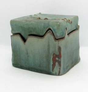 Arts & Crafts Ceramic Box & Lidded Jar Covered -Frogs - Green Glaze - Picture 1 of 12