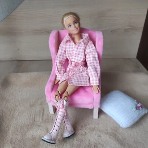 Puppenkleidung. Outfit für Barbie. Lange Stiefel für Barbie, Hemdblusenkleid mit Gürtel.  - Bild 1 von 10