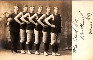 Postal de colección del equipo local de baloncesto Hartland Wisconsin de los Medias Rojas - Imagen 1 de 2