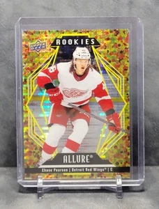 Chase Pearson 2022-23 Allure Rookies Gold Glitter Bomb/199 #147 Red Wings - Imagen 1 de 2
