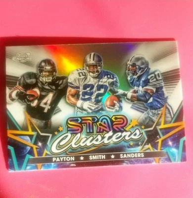 ~2024 TOPPS (#SCL-5)~ WALTER PAYTON/BARRY SANDERS/EMMITT SMITH~ STAR CLUSTERS Foto 1 de 2