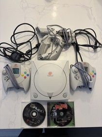 Sega Dreamcast Console Bundle, 2 Controllers, Cords VMU Tested Works Pelican Gun