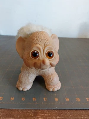 Elefante Dam dos anos 1960 com cabelo branco olhos âmbar - Imagem 1 de 4