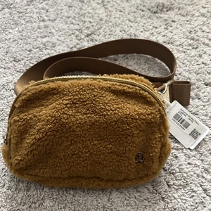 NWT Lululemon Everywhere Fleece Belt Bag Burnt Caramel 1L SOLD OUT! - Picture 1 of 8