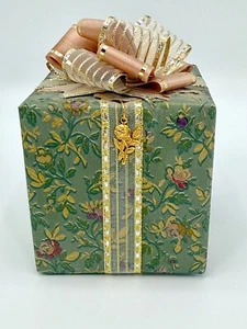 Vintage Pretti Pak Floral Gift Wrapped Music Box Plays "The Rose" - Picture 1 of 6