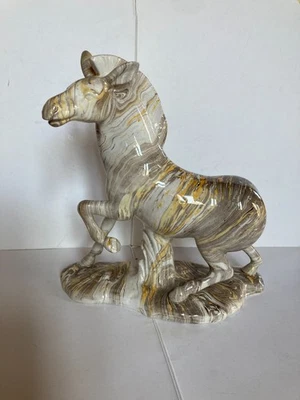 Cavallo in ceramica marmorizzata. Anni 60/70. Misura 23 cm di lunghezza e 25 cm. - Immagine 1 di 4