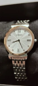 Reloj para dama Seiko SFQ798 tono oro rosa y plata detalles cristal inoxidable  - Imagen 1 de 18