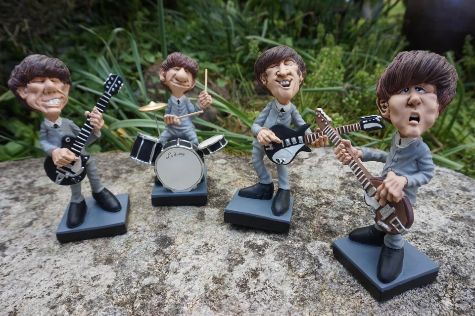 841.0002 4 FIGURINES TOTALITE GROUPE THE BEATLES POP STAR WARREN STRATFORD