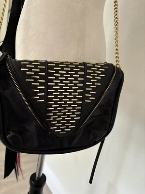 皮革斜挎包带金色五金件,She & Lo 品牌,可扩展 — 第 1/4 张图片