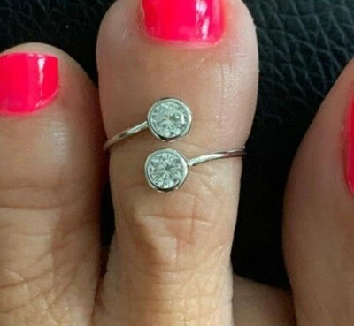 Anillo redondo de plata de ley 925 ajustable con diamantes simulados de 0,04 quilates para mujer Foto 1 de 4