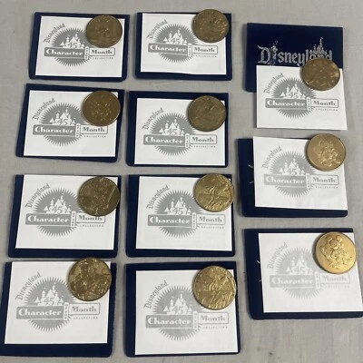 Moedas de personagem do mês da Disneylândia Mickey Pateta Branca de Neve Pequena Sereia  - Imagem 1 de 4