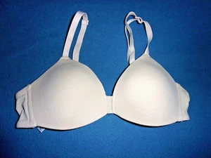 Size 32/M Hanes Girls' Padded Molded Wirefree Bra H137 - Picture 1 of 3