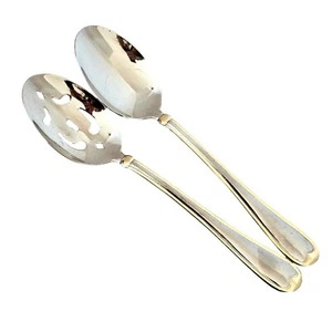 Cucharas para servir Cambridge Allure 8-1/2" cubiertos con adornos dorados perforados 2 piezas - Imagen 1 de 11