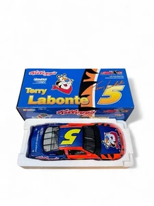 Terry Labonte #5 Kellogg's Frosted Flakes 2002 Monte Carlo 1:24 Action 102336 - Picture 1 of 4