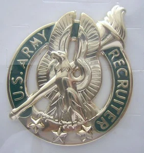ARMY GOLD RECRUITER BADGE IN BOX OF ISSUE DATED 1998 NIP FULL SIZE BREAST BADGE - Picture 1 of 3